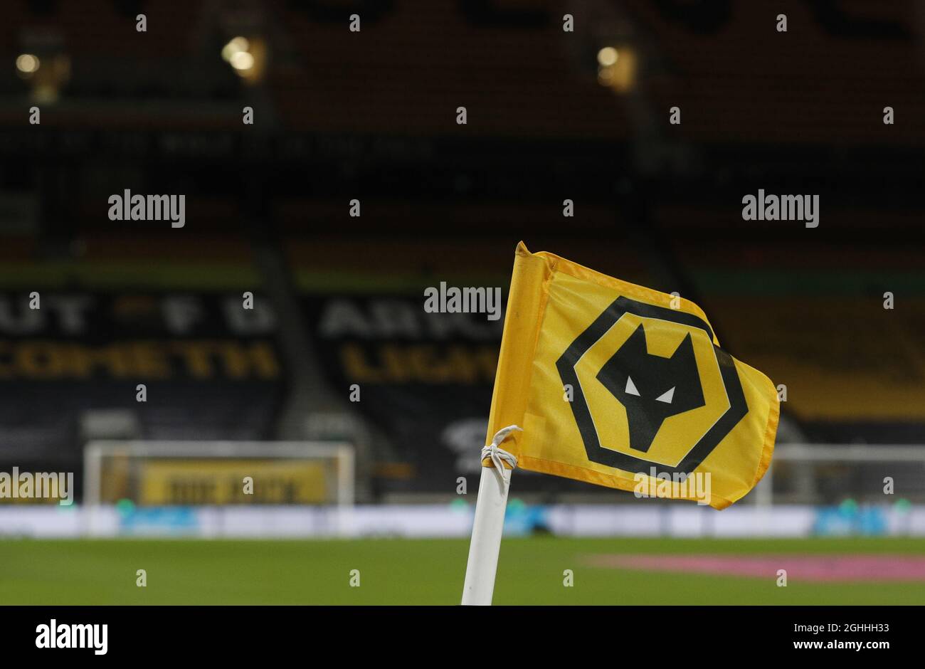 Wolves bandiera d'angolo durante la partita della Premier League a Molineux, Wolverhampton. Data foto: 19 febbraio 2021. Il credito dovrebbe essere: Darren Staples/Sportimage via PA Images Foto Stock