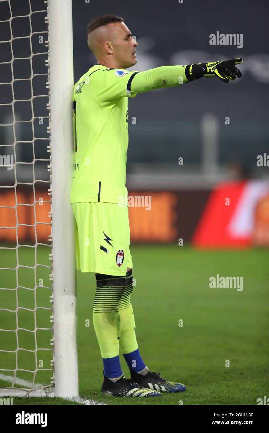 Alex Cordaz di Crotone reagisce durante la serie A allo Stadio Allianz di Torino. Data foto: 22 febbraio 2021. Il credito d'immagine dovrebbe essere: Jonathan Moscrop/Sportimage via PA Images Foto Stock