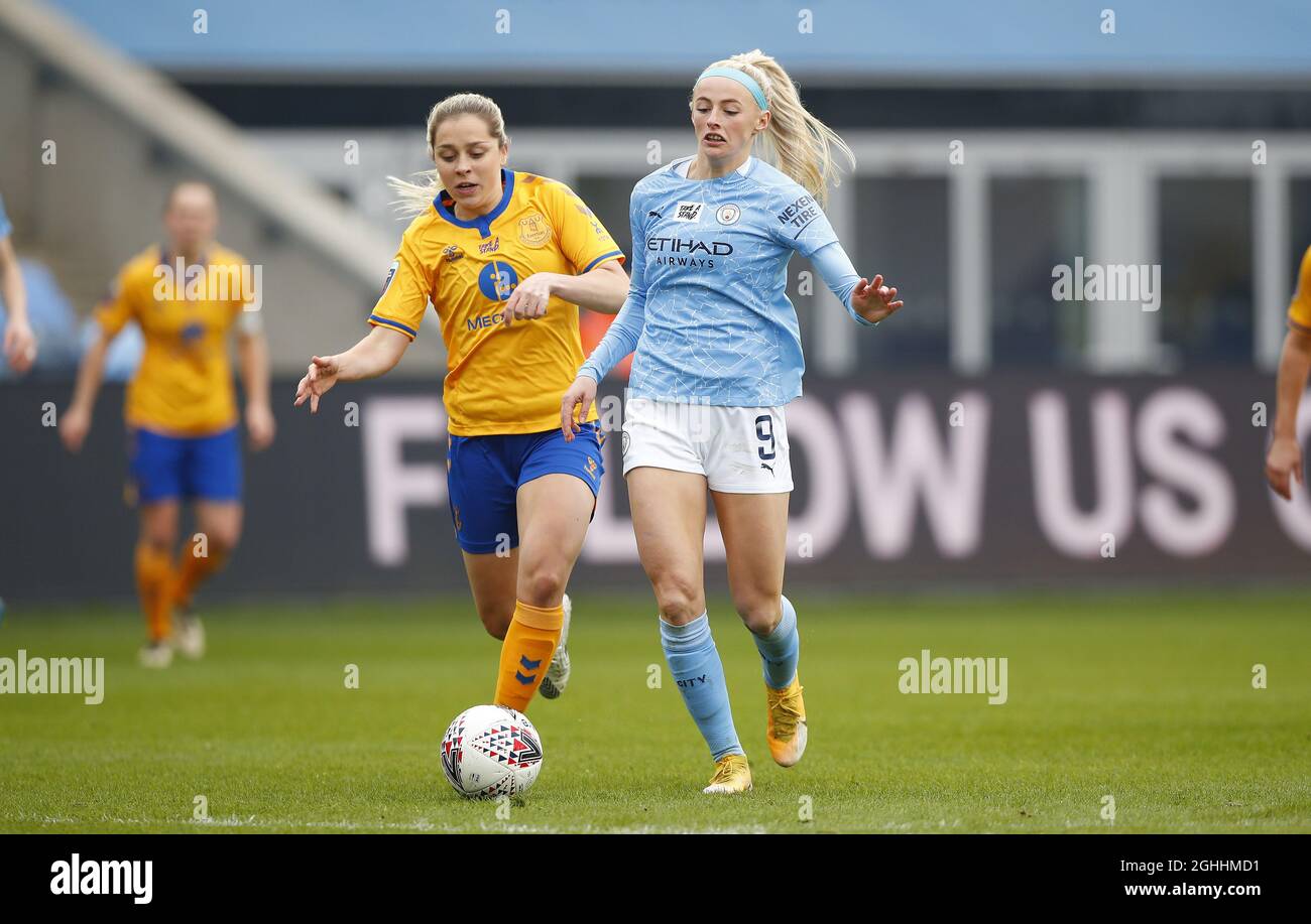 Chloe Kelly of Manchester City Women and Poppy Pattinson of Everton durante la partita della fa womenÂ's Super League all'Academy Stadium di Manchester. Data foto: 7 marzo 2021. Il credito d'immagine dovrebbe essere: Lynne Cameron/Sportimage via PA Images Foto Stock