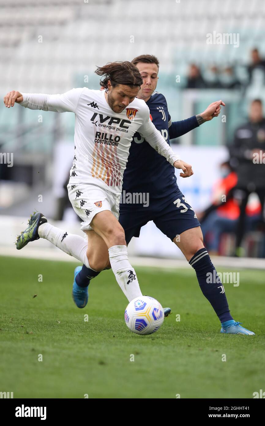 Perparim Hetemaj di Benevento Calcio è impadronito da Federico Bernardeschi di Juventus durante la partita della Serie A allo Stadio Allianz di Torino. Data foto: 21 marzo 2021. Il credito d'immagine dovrebbe essere: Jonathan Moscrop/Sportimage via PA Images Foto Stock