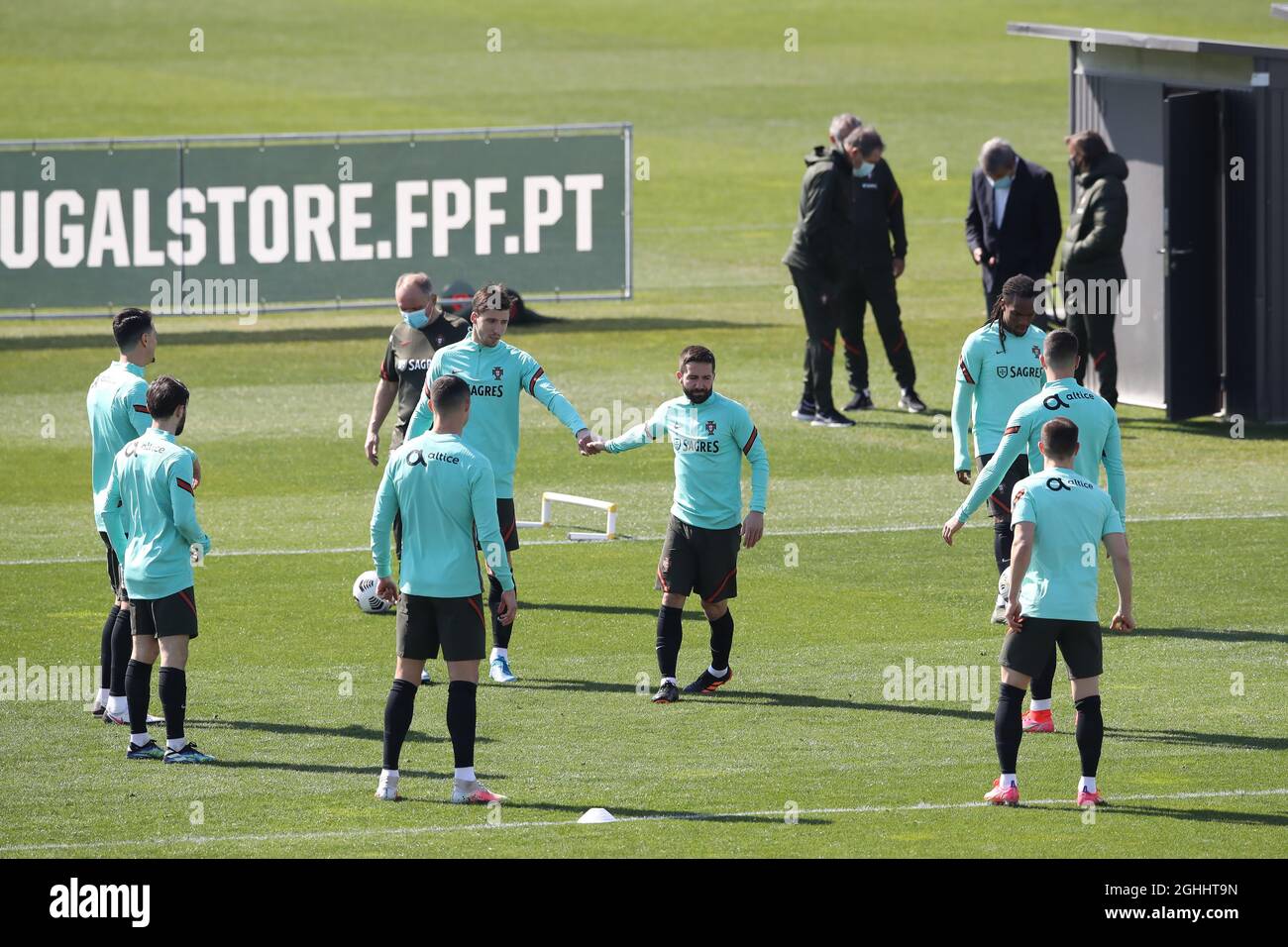 Ruben Dias del Portogallo e Joao Moutinho si stringono le mani durante la sessione di formazione presso il Centro di formazione Juventus di Torino. Data foto: 23 marzo 2021. Il credito d'immagine dovrebbe essere: Jonathan Moscrop/Sportimage via PA Images Foto Stock