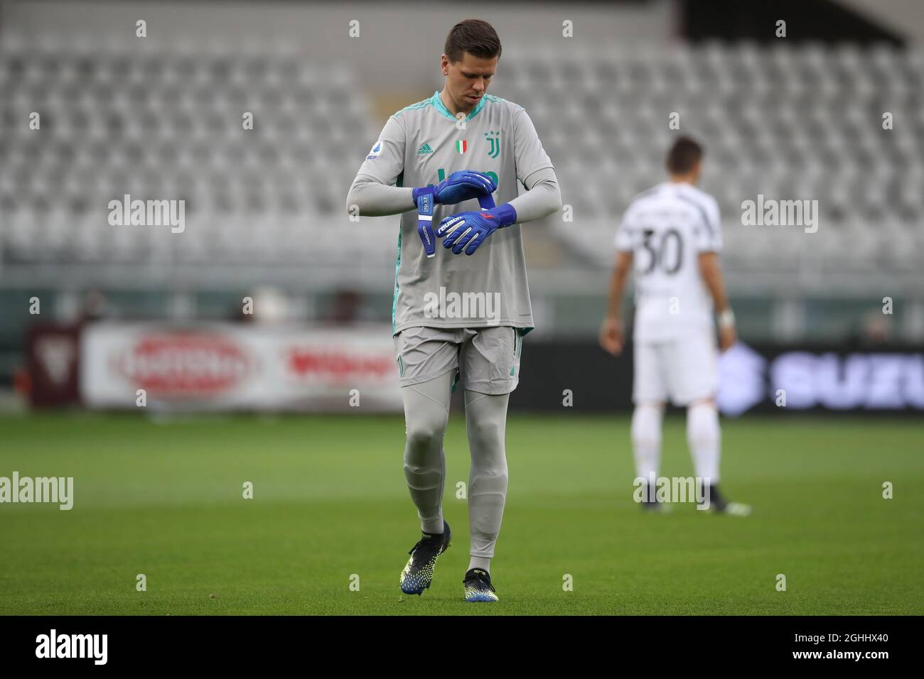 Wojciech Szczesny della Juventus regola i suoi guanti prima di iniziare la  partita nella Serie A allo Stadio Grande Torino. Data foto: 3 aprile 2021.  Il credito d'immagine dovrebbe essere: Jonathan Moscrop/Sportimage