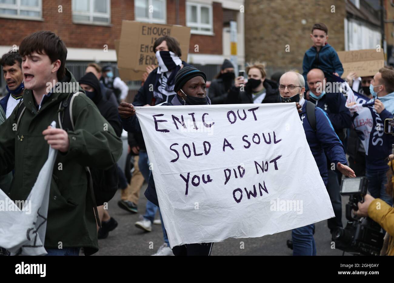 I tifosi di Tottenham si riuniscono all'esterno prima della loro partita a casa contro Southampton per protestare contro i proprietari di Tottenham che si sono Uniti alla proposta Super League europea prima di ritirare la loro domanda a causa della pressione esterna raffigurata al Tottenham Hotspur Stadium di Londra. Data foto: 21 aprile 2021. Il credito dovrebbe essere: David Klein/Sportimage via PA Images Foto Stock