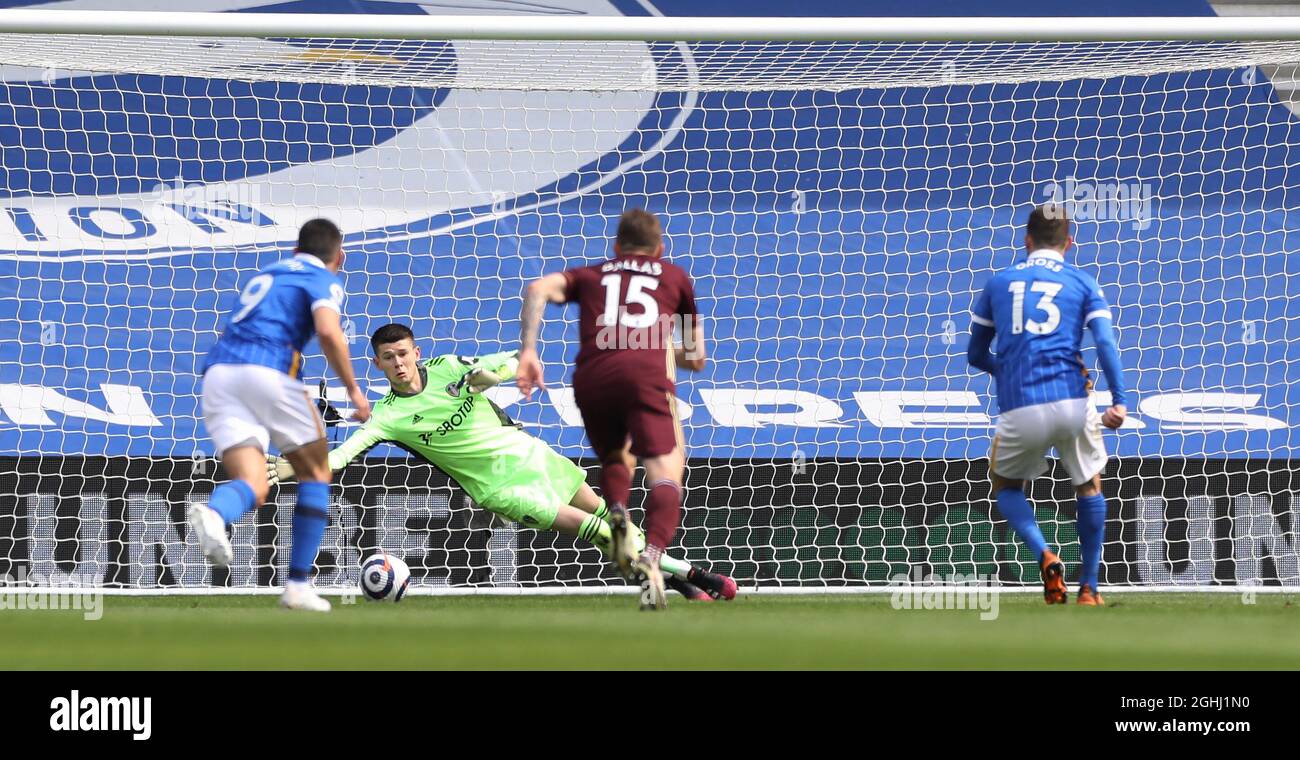 Brighton and Hove, Inghilterra, 1° maggio 2021. Illan Meslier di Leeds United si tuffa invano per fermare una penalità da Pascal Gross di Brighton durante la partita della Premier League allo stadio AMEX, Brighton e Hove. Il credito d'immagine dovrebbe leggere: Paul Terry / Sportimage via PA Images Foto Stock