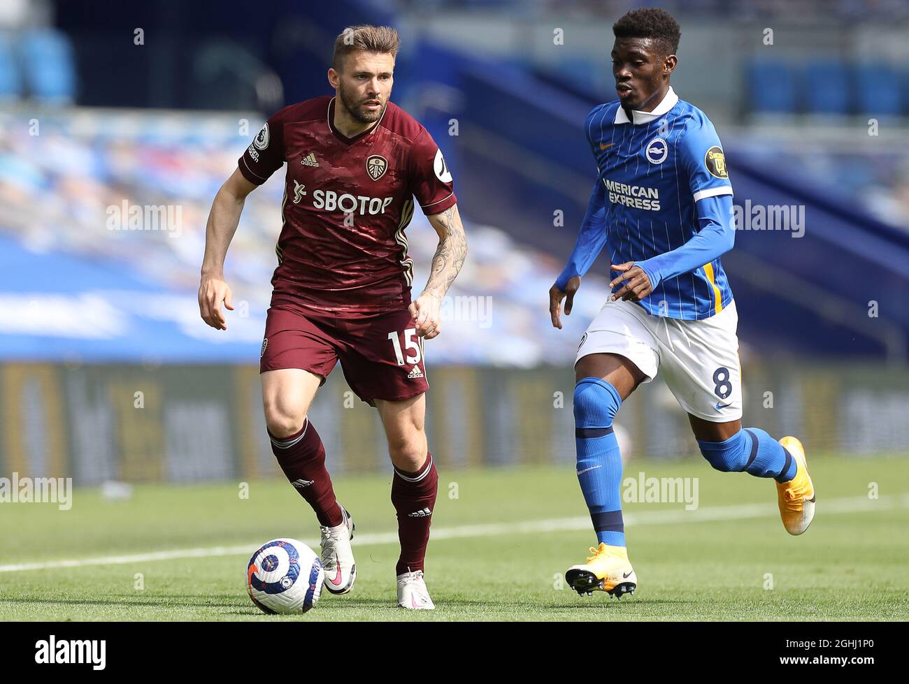 Brighton and Hove, Inghilterra, 1° maggio 2021. Stuart Dallas of Leeds United è la sfida di Yves Bissuma di Brighton durante la partita della Premier League allo stadio AMEX, Brighton e Hove. Il credito d'immagine dovrebbe leggere: Paul Terry / Sportimage via PA Images Foto Stock