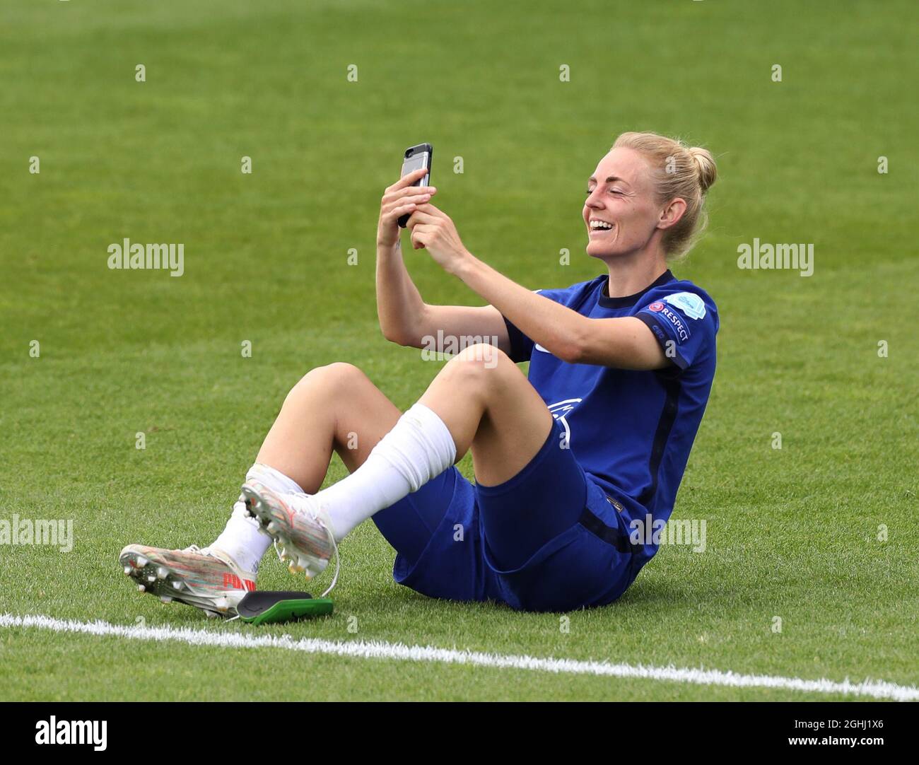 Kington upon Thames, Inghilterra, 2 maggio 2021. Sophie ingle di Chelsea suona qualcuno per dire loro che sono attraverso alla finale durante la partita della UEFA Women's Champions League a Kingsmeadow, Kington upon Thames. Il credito d'immagine dovrebbe leggere: Paul Terry / Sportimage via PA Images Foto Stock