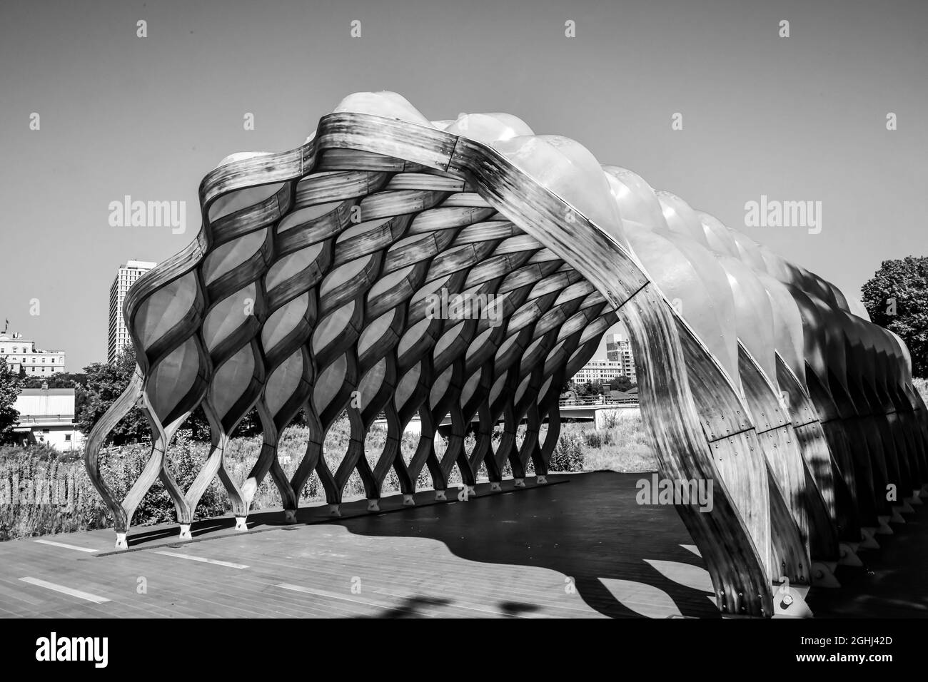 Opere d'arte all'aperto e sentiero nel parco cittadino urbano con skyline Foto Stock