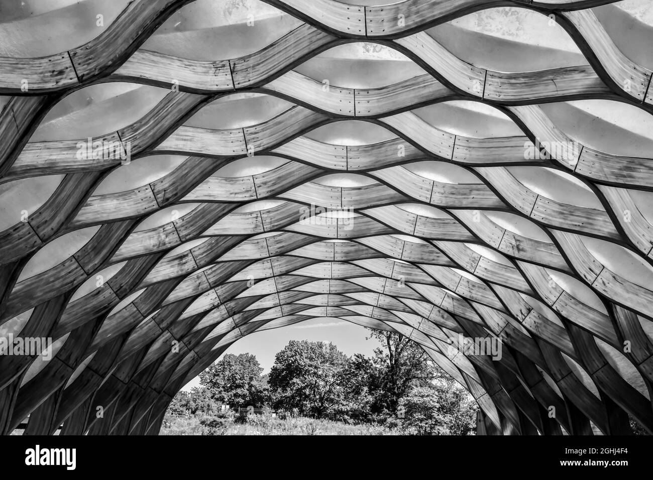 Opere d'arte all'aperto e sentiero nel parco cittadino urbano con skyline Foto Stock