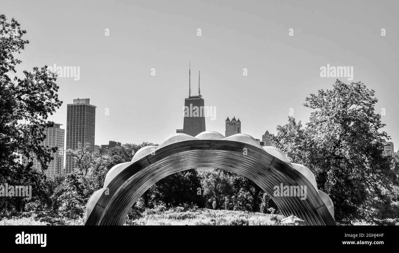 Opere d'arte all'aperto e sentiero nel parco cittadino urbano con skyline Foto Stock