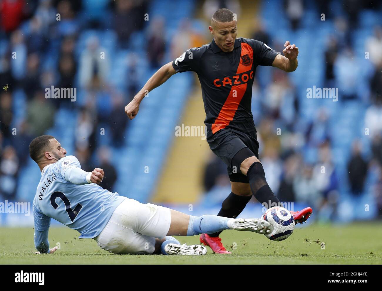 Manchester, Inghilterra, 23 maggio 2021. Kyle Walker di Manchester City sfida Richarlison di Everton durante la partita della Premier League all'Etihad Stadium di Manchester. Il credito dovrebbe essere: Darren Staples / Sportimage via PA Images Foto Stock