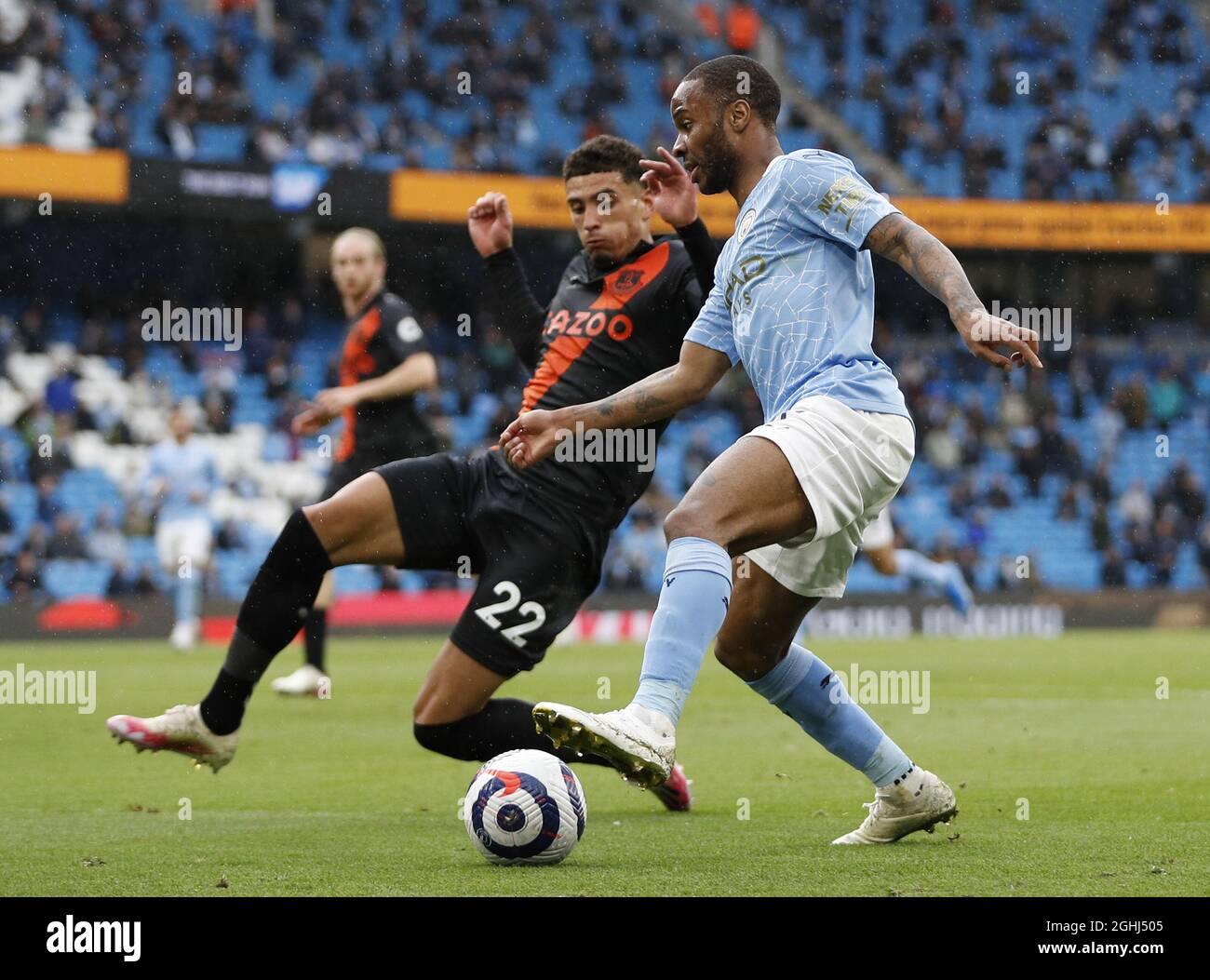 Manchester, Inghilterra, 23 maggio 2021. Ben Godfrey of Everton sfida Raheem Sterling di Manchester City durante la partita della Premier League all'Etihad Stadium di Manchester. Il credito dovrebbe essere: Darren Staples / Sportimage via PA Images Foto Stock