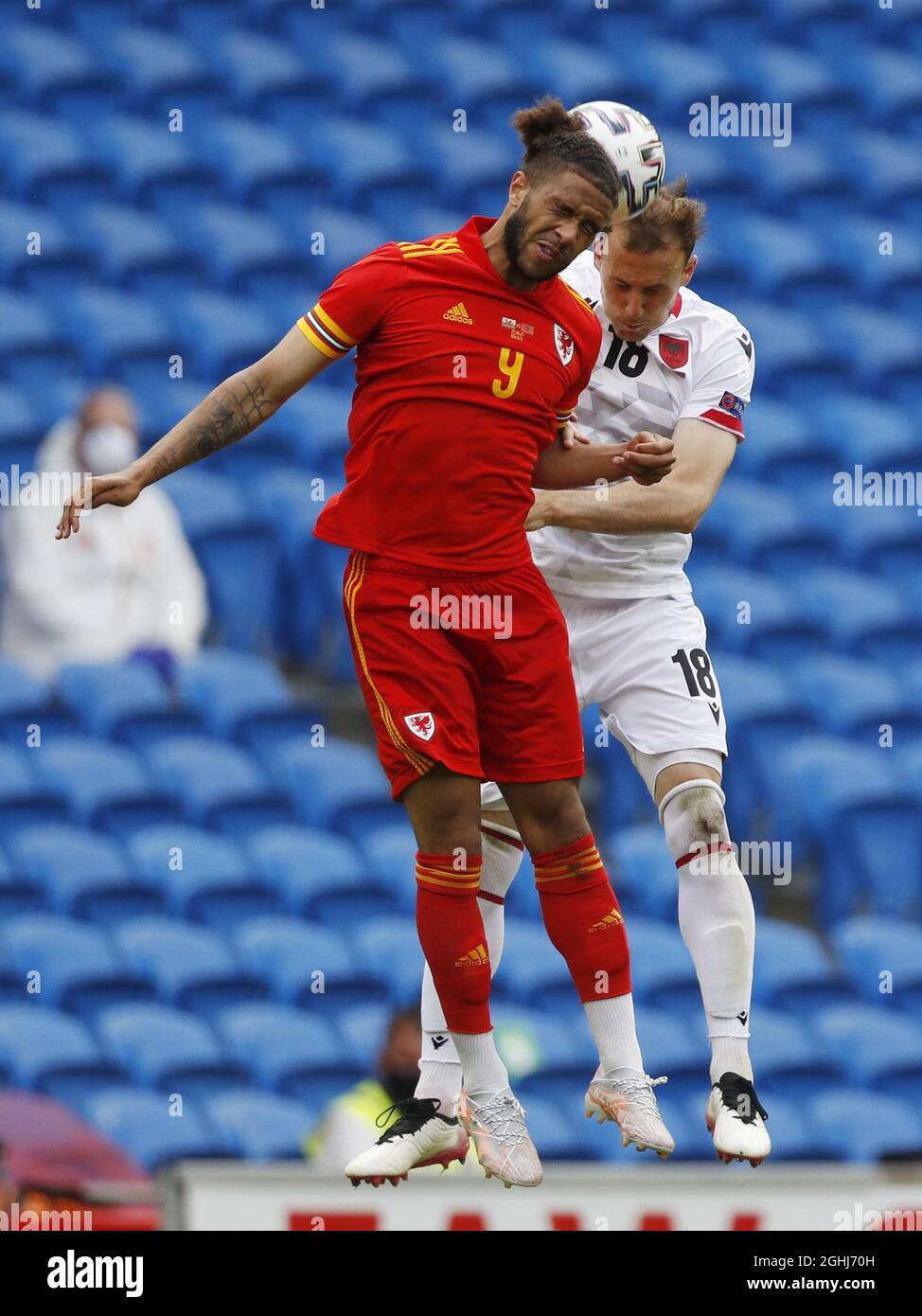 Cardiff, Galles, 5 giugno 2021. Tyler Roberts of Wales sfida l'albanese Ardian Ismajli durante la partita internazionale di calcio allo stadio Cardiff City Stadium. Il credito dovrebbe essere: Darren Staples / Sportimage via PA Images Foto Stock