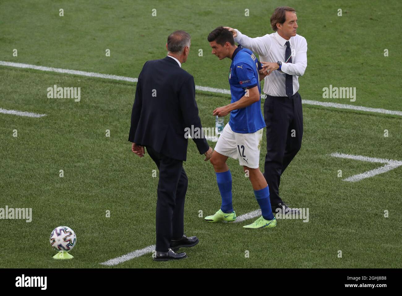 Roma, Italia, 20 giugno 2021. Il Professor Andrea Ferretti, responsabile del reparto medico italiano, guarda mentre Matteo Pessina riceve un pat in testa dal Capo allenatore Roberto Mancini, dopo essere stato sostituito durante la partita UEFA euro 2020 allo Stadio Olimpico di Roma. Il credito d'immagine dovrebbe essere: Jonathan Moscrop / Sportimage via PA Images Foto Stock