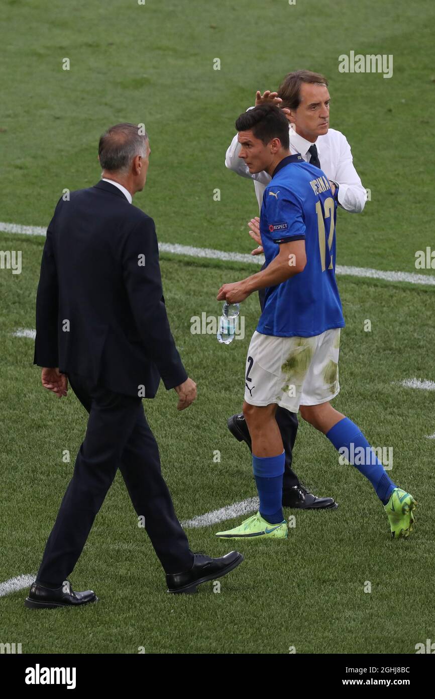 Roma, Italia, 20 giugno 2021. Il Professor Andrea Ferretti, responsabile del reparto medico italiano, guarda mentre Matteo Pessina riceve un pat in testa dal Capo allenatore Roberto Mancini, dopo essere stato sostituito durante la partita UEFA euro 2020 allo Stadio Olimpico di Roma. Il credito d'immagine dovrebbe essere: Jonathan Moscrop / Sportimage via PA Images Foto Stock