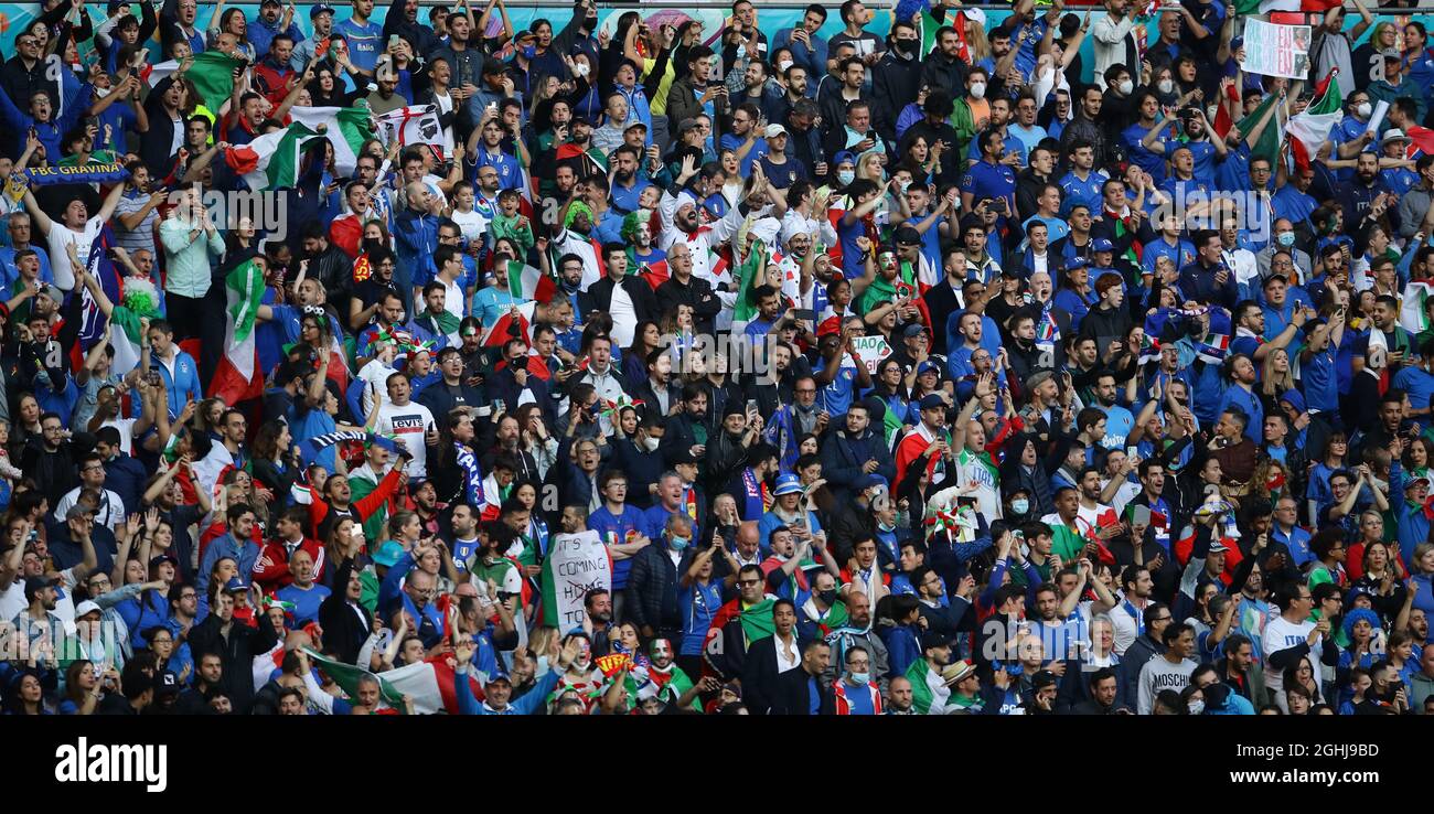 Londra, Inghilterra, 6 luglio 2021. I fan italiani contribuiscono a creare una grande atmosfera durante la partita UEFA euro 2020 al Wembley Stadium di Londra. Il credito dovrebbe essere: David Klein / Sportimage via PA Images Foto Stock