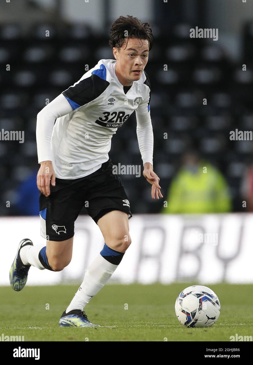 Derby, Inghilterra, 28 luglio 2021. Louie Watson della contea di Derby durante la partita di pre-stagione allo stadio Pride Park di Derby. Il credito dovrebbe essere: Darren Staples / Sportimage via PA Images Foto Stock