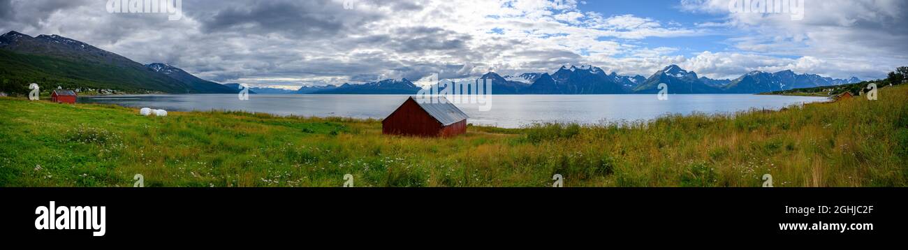 Panorama delle Alpi di Lyngen sul fiordo di Lyngen da Djupvik, Troms og Finnmark, Norvegia. Foto Stock
