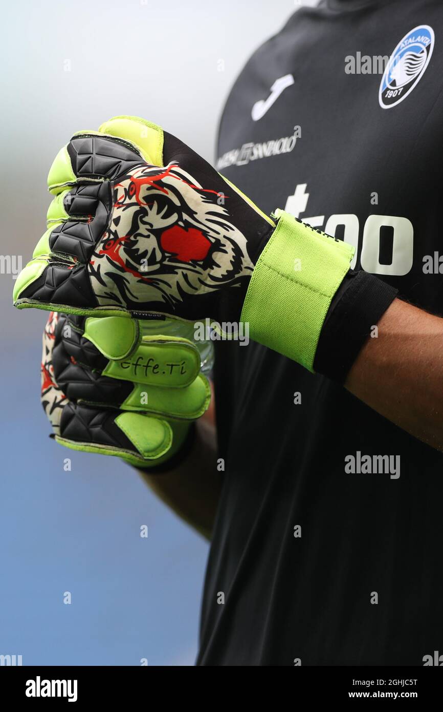 Bergamo, Italia, 31 luglio 2021. Francesco Rossi dei guanti da portiere  personalizzati di Atalanta durante il riscaldamento prima della partita di  prima stagione allo stadio Gewiss di Bergamo. Il credito d'immagine dovrebbe