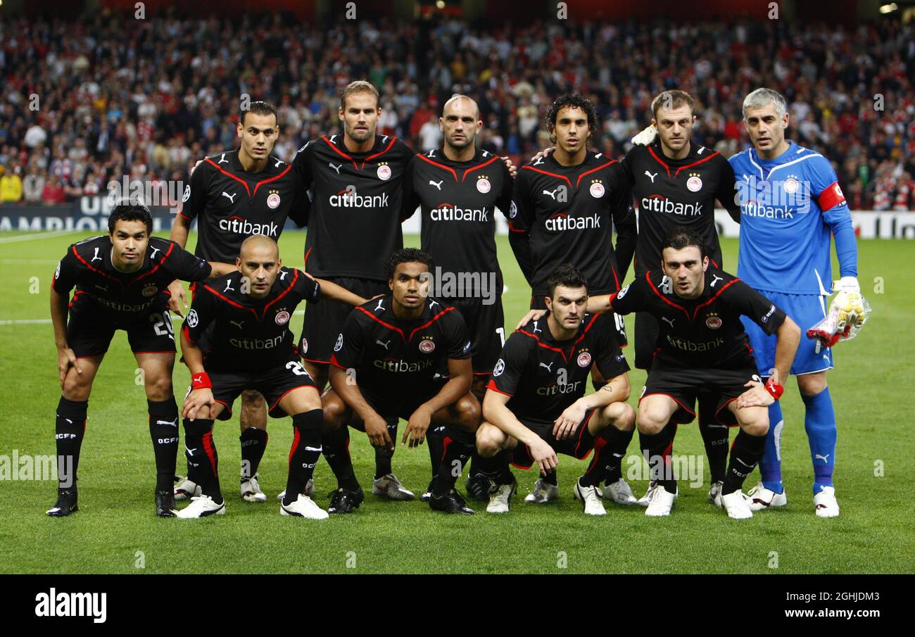 La squadra di Olympiacos ha girato prima della partita durante la partita UEFA Champions League Group H tra l'Arsenale e l'Olympiacos all'Emirates Stadium di Londra. Foto Stock