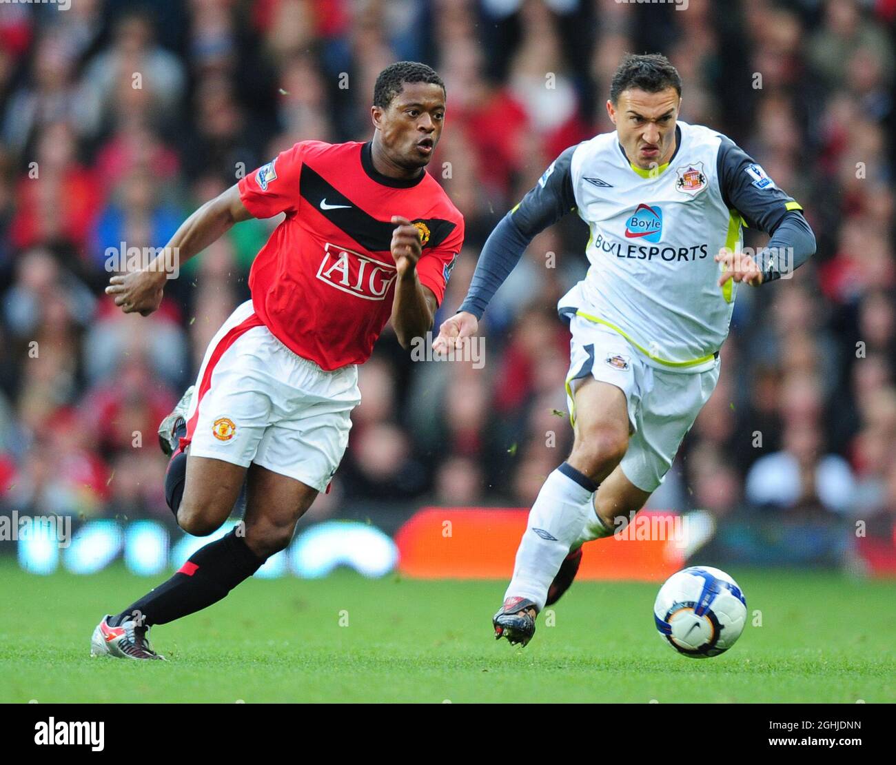 Patrice Evra di Manchester United e Steed Malbranque di Sunderland durante la partita della Barclays Premier League tra Manchester United e Sunderland a Old Trafford a Manchester. Foto Stock