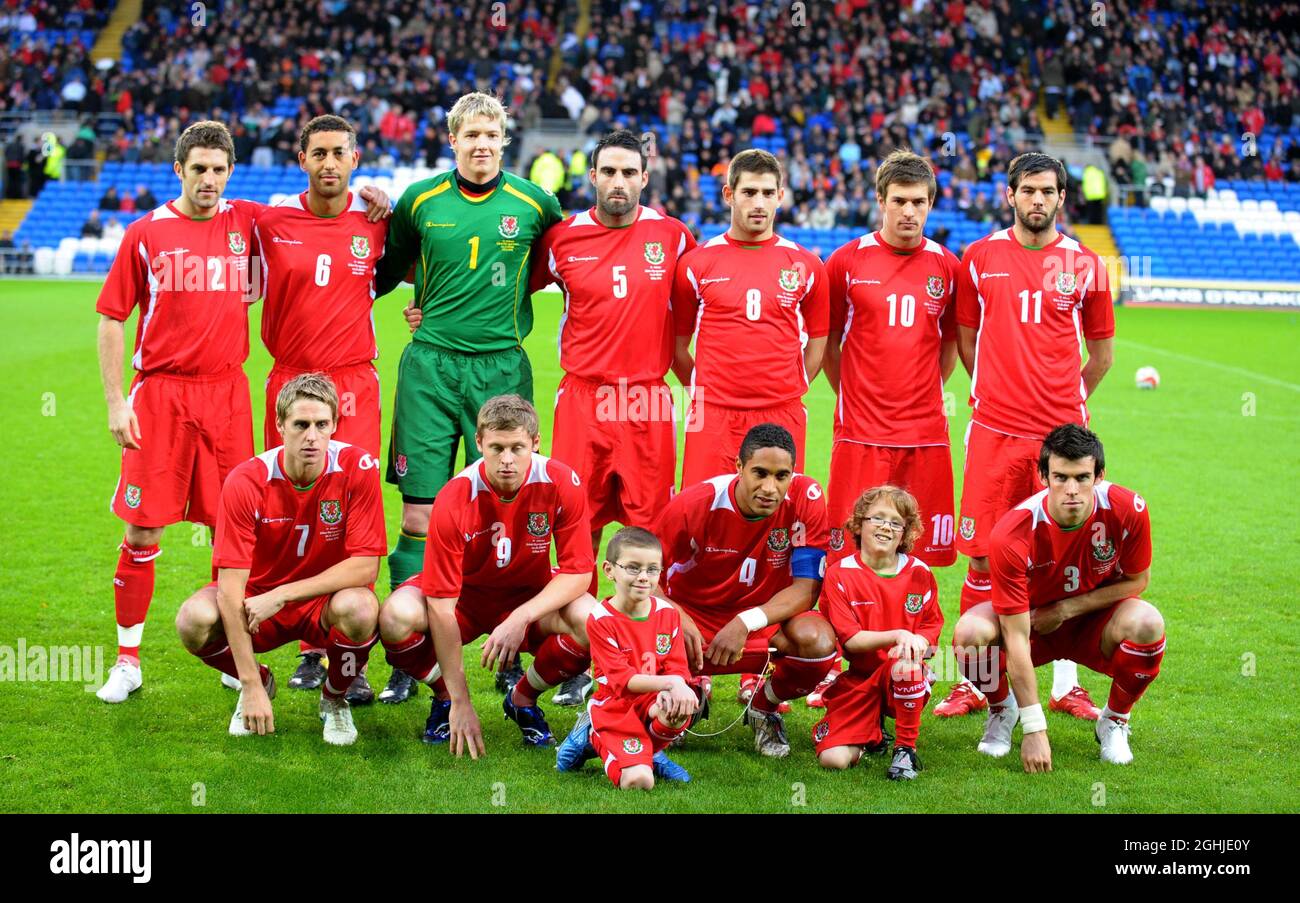 Gruppo nazionale gallese in fila da sinistra a destra: Sam Ricketts, Lewin Nyatanga, Wayne Hennessey, Craig Morgan, Ched Evans, Aaron Ramsey e Joe Ledley.. Prima fila da sinistra: David Edwards, Simon Church, Ashley Williams e Gareth Bale durante la partita internazionale amichevole tra il Galles e la Scozia al Cardiff City Stadium, Galles. Foto Stock