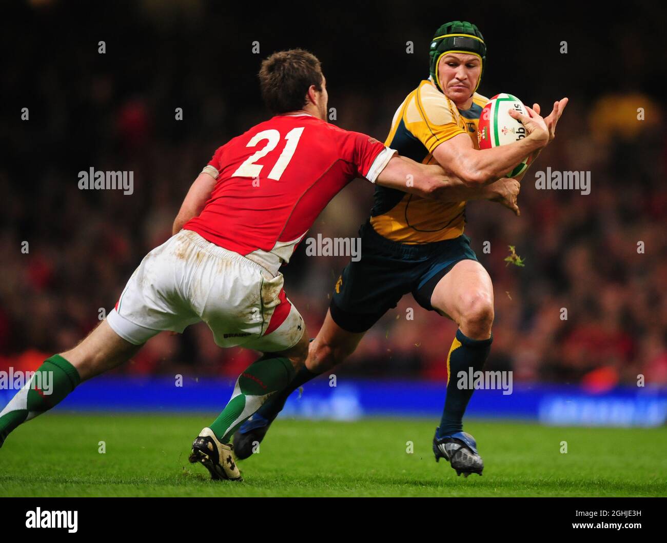 Matt Giteau d'Australia passa attraverso l'incontro di Andrew Bishop of Wales durante la Invesco Perpetual Series 2009 tra Galles e Australia a Londra. Foto Stock