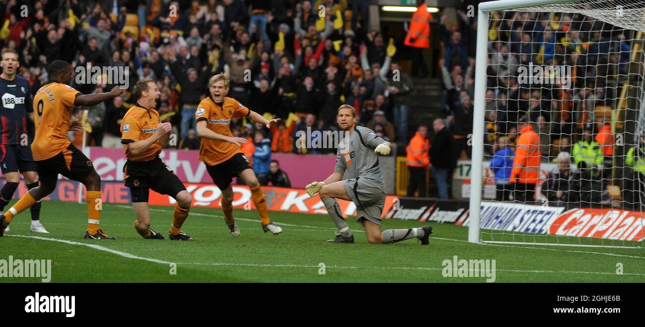 Jody Craddock of Wolves celebra il suo obiettivo con Sylvan Ebanks-Blake e Richard Stearman durante la partita della Barclays Premier League tra Wolverhampton Wanderers e Bolton Wanderers a Molineux a Wolverhampton. Foto Stock