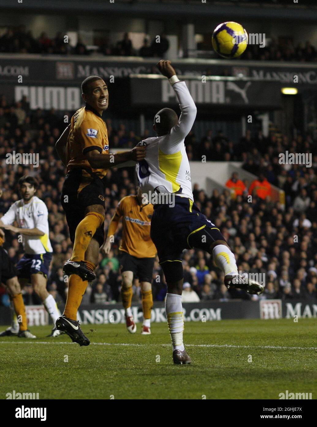 Karl Henry di Wolves si schiaffa con Jermain Defoe durante la partita della Barclays Premier League tra Tottenham Hotspur e Wolverhampton Wanderers a White Hart Lane, Tottenham. Foto Stock