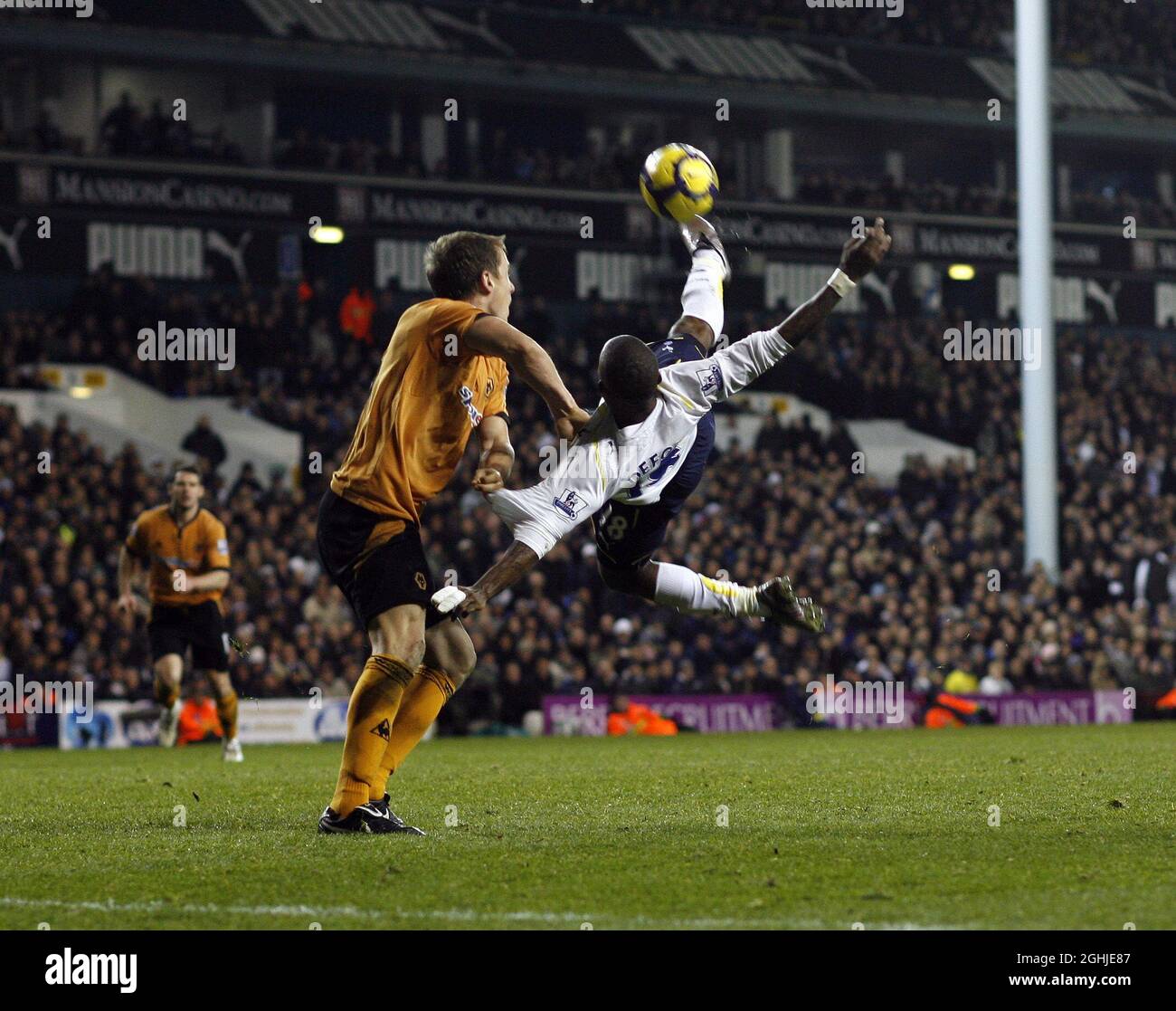 Jermain Defoe di Tottenham si schiaffa con Wolves' Jody Craddock durante la partita della Barclays Premier League tra Tottenham Hotspur e Wolverhampton Wanderers a White Hart Lane, Tottenham. Foto Stock