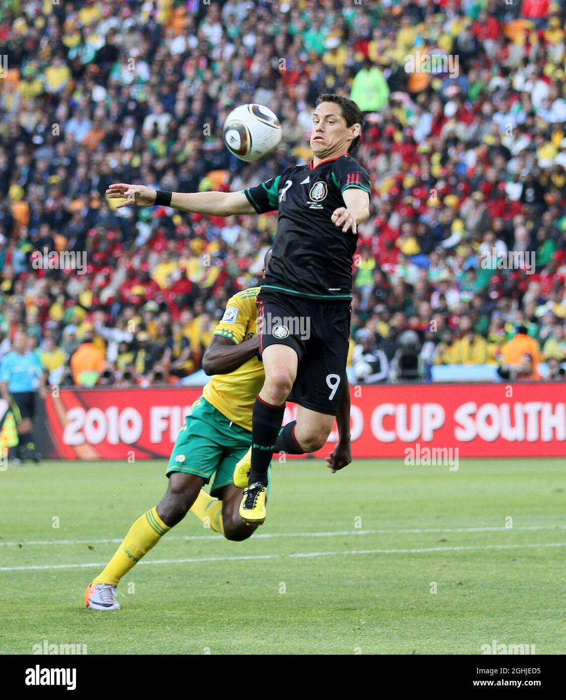 Guillermo Franco del Messico in azione durante la Coppa del mondo FIFA 2010, Gruppo A partita tra Sud Africa / Messico Soccer City stadio a Johannesburg, Sud Africa. Foto Stock