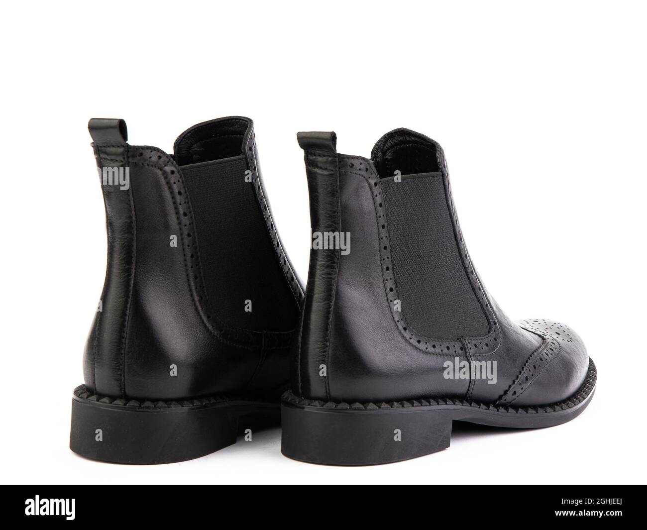 stivali chelsea in pelle nera con dettagli laterali elasticizzati neri, dettagli motivo e suola in gomma nera. Isolato su sfondo bianco. Scarpe alla moda. Foto Stock