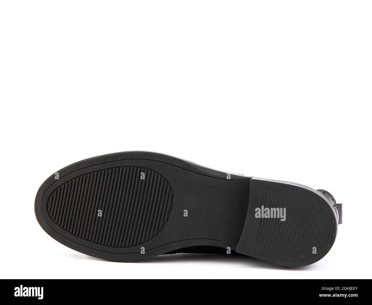 stivali chelsea in pelle nera con dettagli laterali elasticizzati neri, dettagli motivo e suola in gomma nera. Isolato su sfondo bianco. Scarpe alla moda. Foto Stock