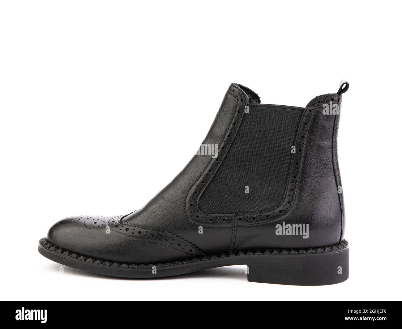 stivali chelsea in pelle nera con dettagli laterali elasticizzati neri, dettagli motivo e suola in gomma nera. Isolato su sfondo bianco. Scarpe alla moda. Foto Stock