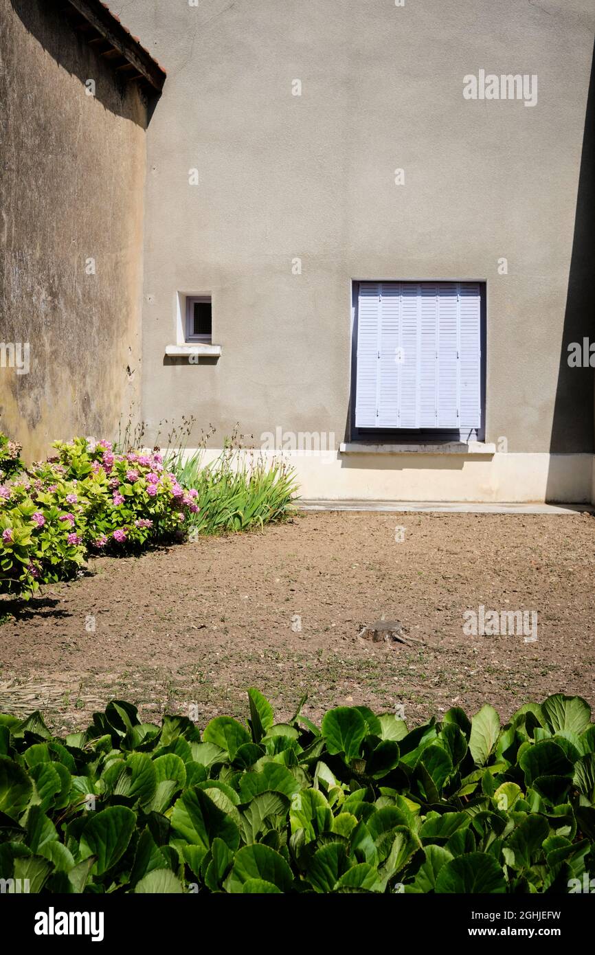 Charmes sur l'Herbasse, Drôme, Francia - Agosto 2021: Case in un villaggio in Francia. Foto Stock