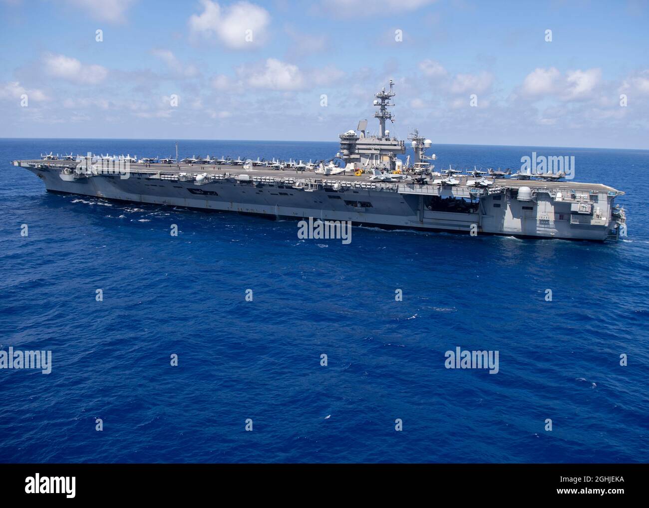 Il portaerei USS Carl Vinson della Marina degli Stati Uniti classe Nimitz transita durante un dispiegamento di routine con la flotta 7 agosto 26, 2021 nell'Oceano Pacifico. Foto Stock