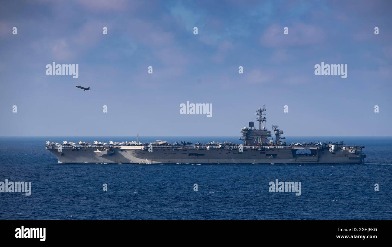 Un velivolo da caccia U.S. Navy F-35C Lightning II con gli Argonauts of Strike Fighter Squadron 147, decollo dal ponte di volo della portaerei classe Nimitz USS Carl Vinson durante un dispiegamento di routine con la 7 flotta il 27 agosto 2021 nell'Oceano Pacifico. Foto Stock