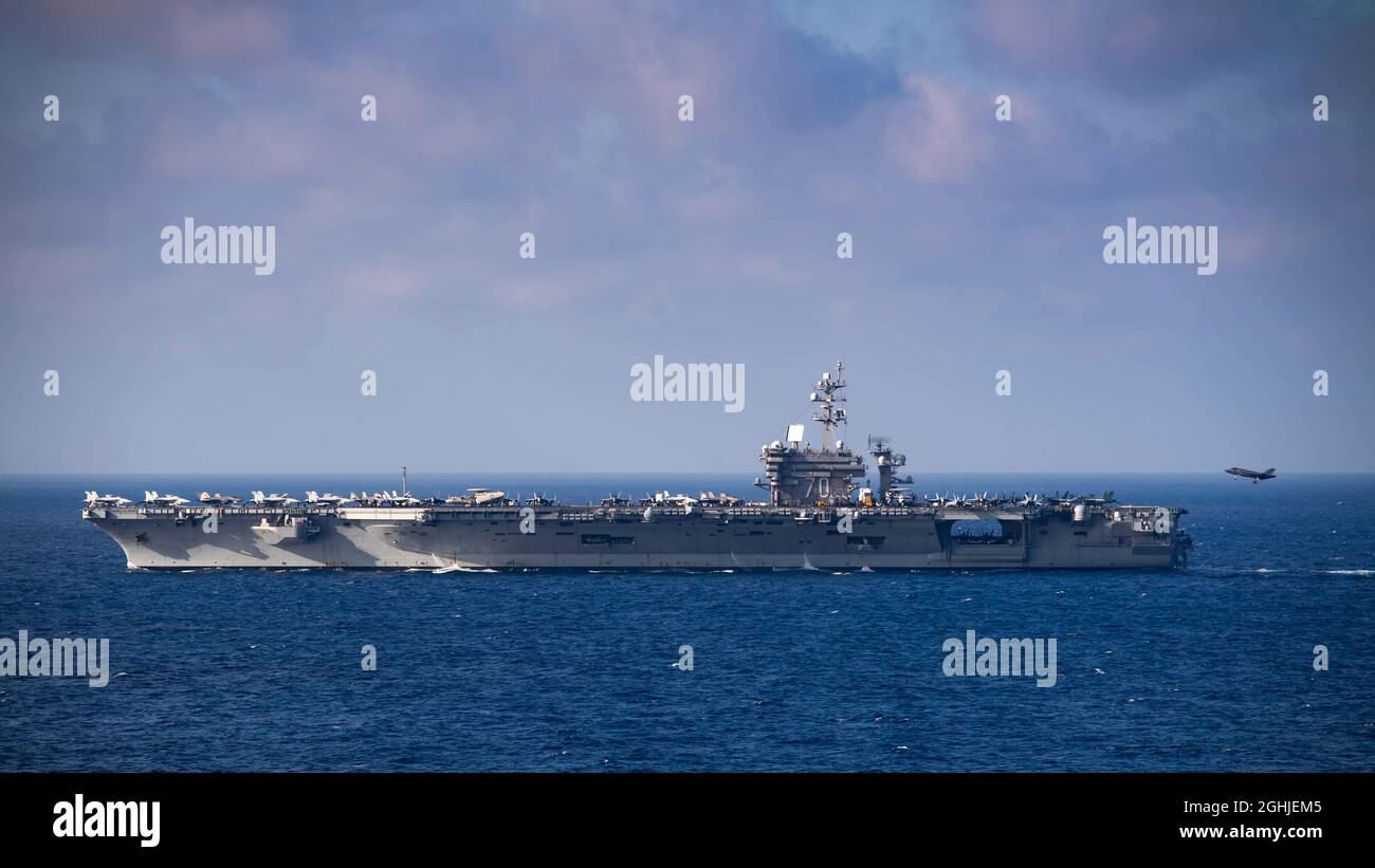 Un velivolo da caccia U.S. Navy F-35C Lightning II con gli Argonauts of Strike Fighter Squadron 147, si avvicina a atterrare sul ponte di volo della portaerei classe Nimitz USS Carl Vinson durante un dispiegamento di routine con la settima flotta il 27 agosto 2021 nell'Oceano Pacifico. Foto Stock