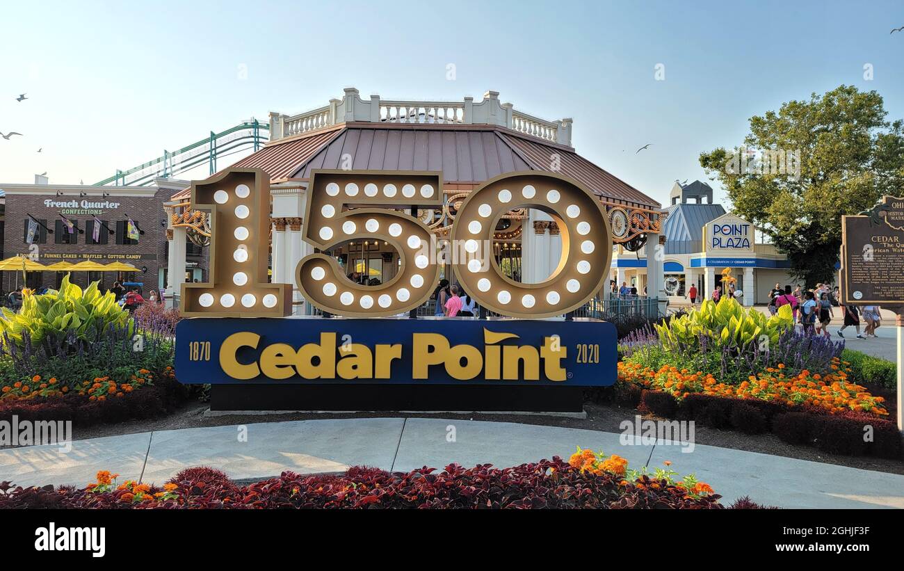 Cedar Point celebra il suo 150 anni di anniversario nel 2021 e questo cartello viene pubblicato come ospiti entrare nel parco divertimenti. Foto Stock