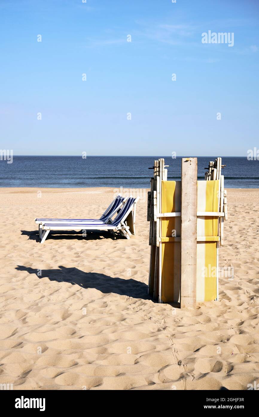 Zuiderstrand, l'Aia, Paesi Bassi - 16 giugno 2021: Sedie da spiaggia sono pronte sulla spiaggia al mattino. Foto Stock
