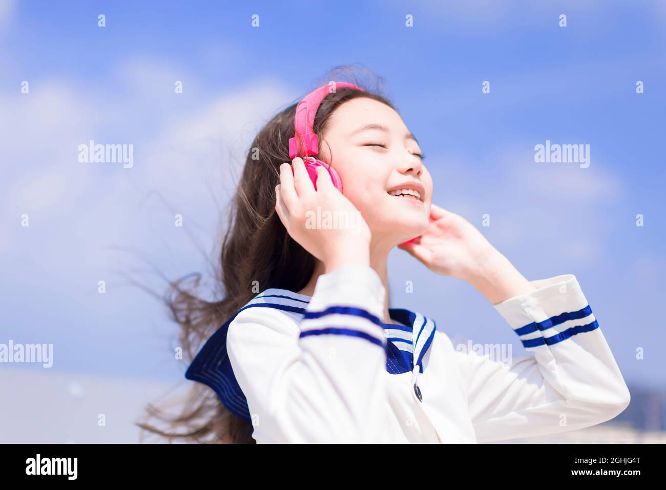 felice studentessa ragazza godere ascoltare la musica con le cuffie Foto Stock