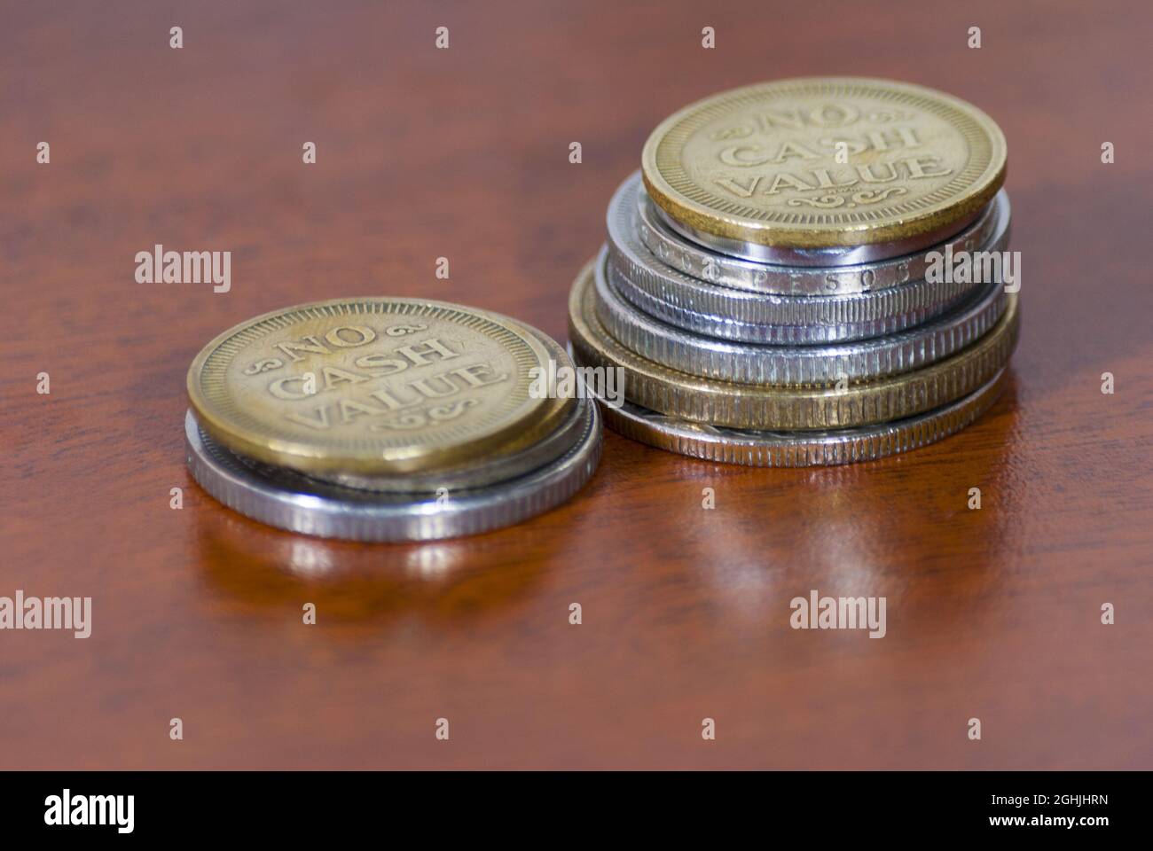 Gruppo di monete senza valore sulla tessitura del legno. Guatemala. Foto Stock