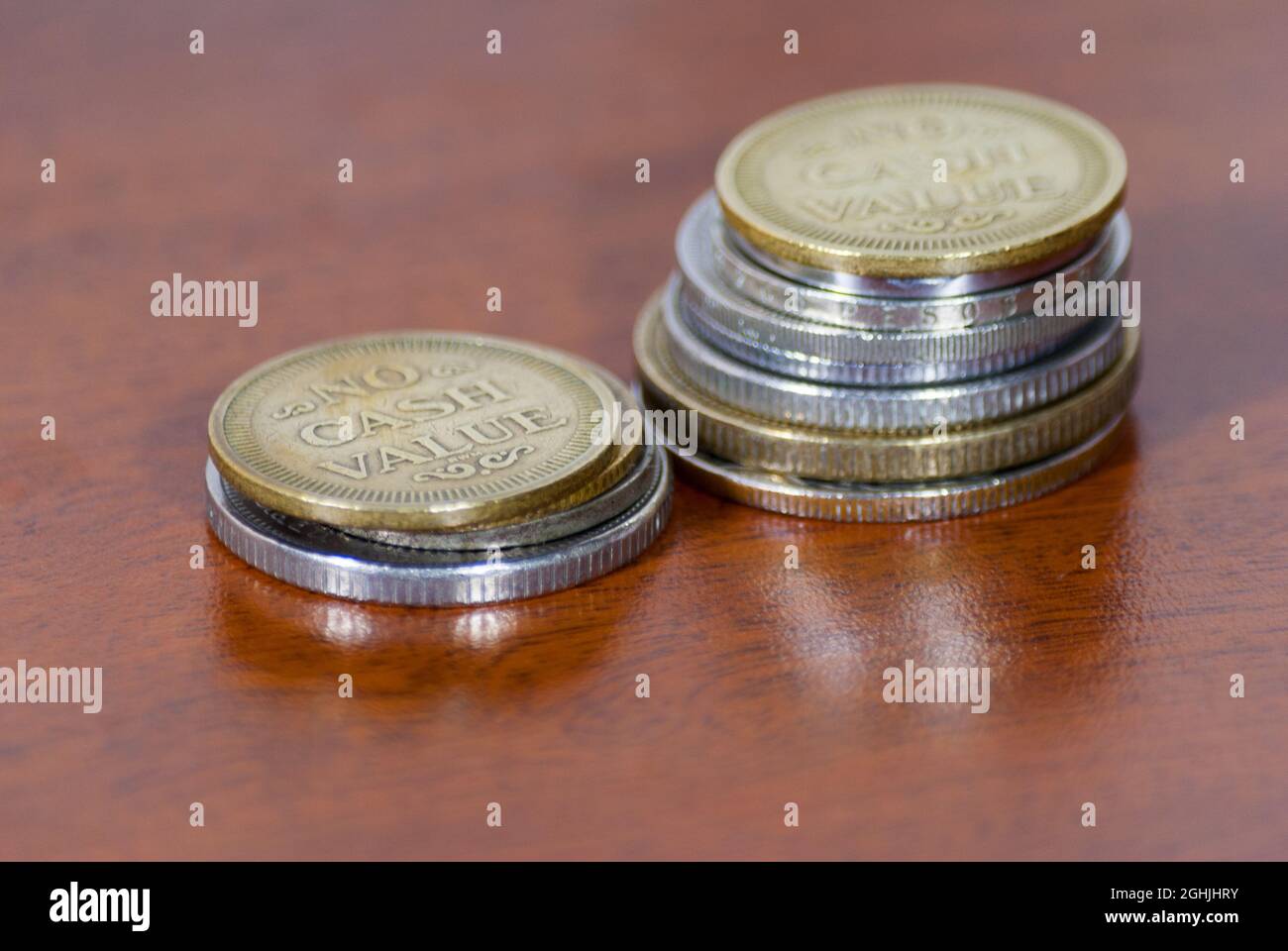 Gruppo di monete senza valore sulla tessitura del legno. Guatemala. Foto Stock