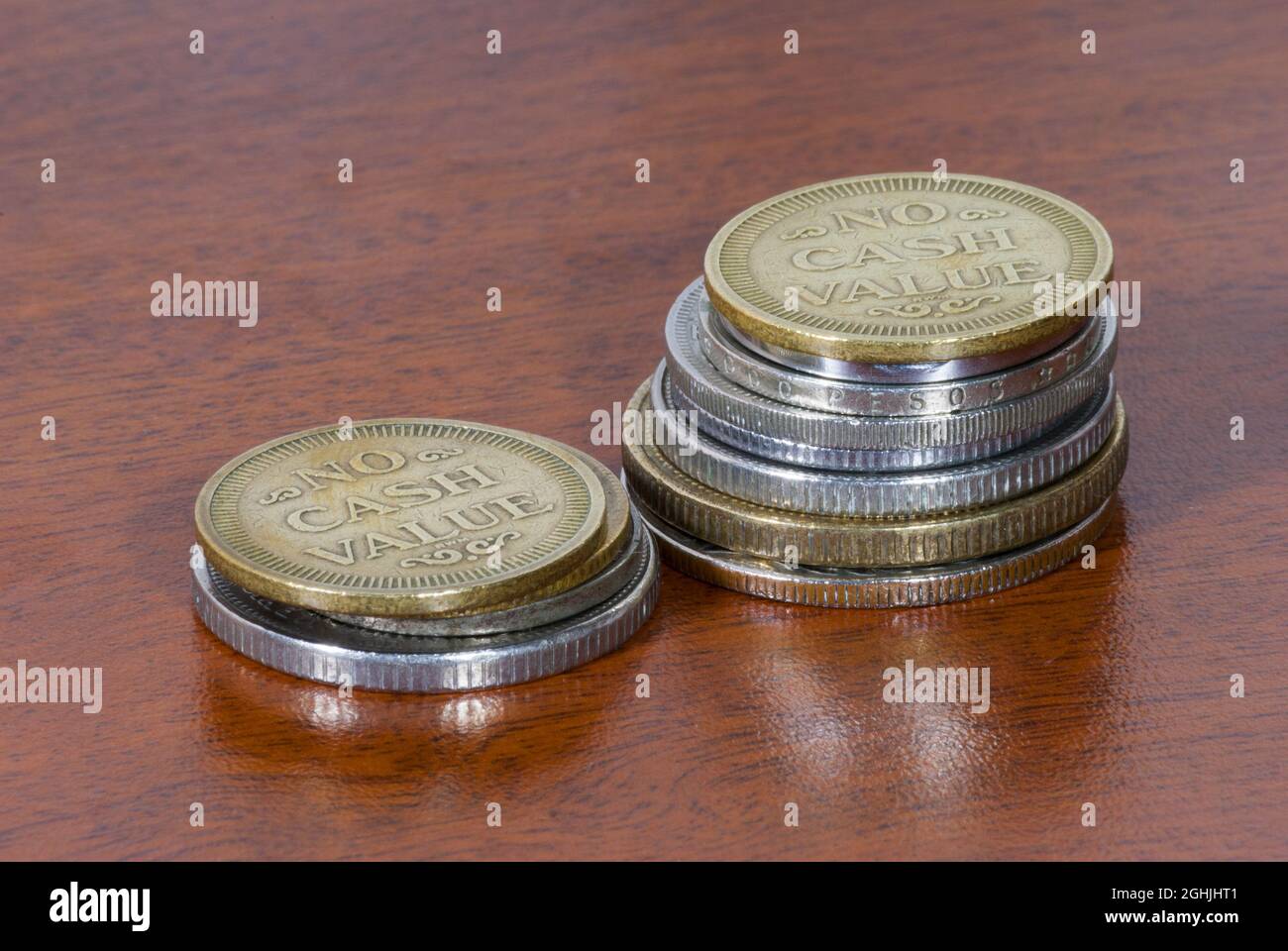 Gruppo di monete senza valore sulla tessitura del legno. Guatemala, America centrale. Foto Stock