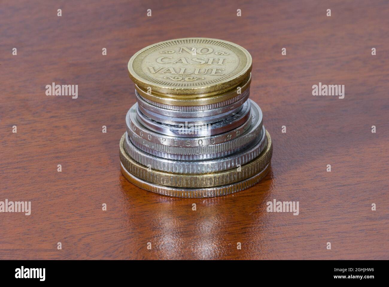 Gruppo di monete senza valore sulla tessitura del legno. Guatemala, America centrale. Foto Stock