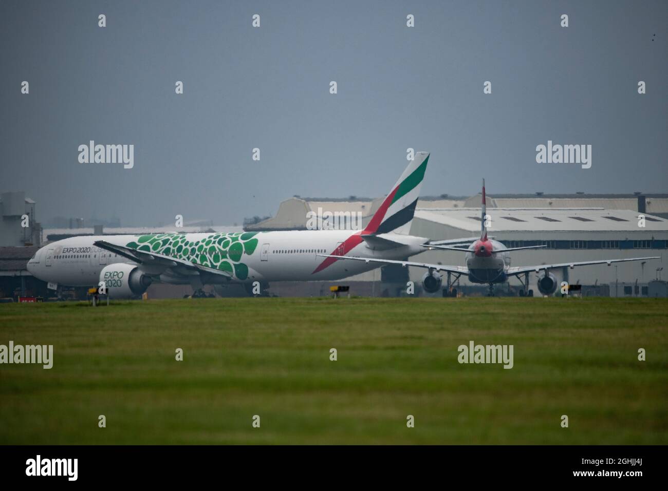 Glasgow, Regno Unito. 6 settembre 2021. NELLA FOTO: Volo Emirates Airlines Boeing 777-300ER visto in partenza da Glasgow per Dubai in cui nana il più piccolo British Airways Airbus A320 che è allineato dietro di esso. L'aeroporto internazionale di Glasgow diventa più trafficato man mano che altri paesi si immettano nella lista verde. Emirates Airlines ha visitato regolarmente le ultime settimane con 4 voli giornalieri alla settimana. Credit: Colin Fisher/Alamy Live News Foto Stock