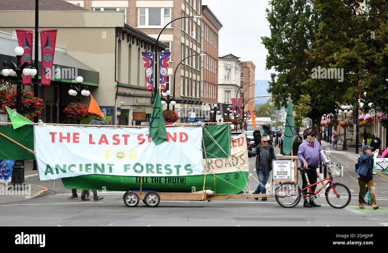 Manifestanti dell'organizzazione della ribellione dell'estinzione, protestano contro il vecchio disboscamento della crescita, i combustibili fossili e il cambiamento climatico a Victoria, British col Foto Stock