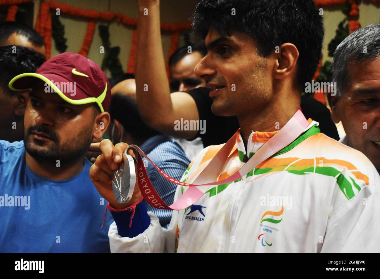 Gautam Budh Nagar, India. 06 settembre 2021. Yathiraj, che ha vinto una medaglia d'argento in badminton alla Paralimpiadi di Tokyo, torna a casa di un eroe Benvenuto. Sua moglie dice di essere sopraffatta e umiliata per la grande accoglienza che ha ricevuto, e ringrazia tutti per il loro affetto. (Foto di Arnav Kaushik/Pacific Press) Credit: Pacific Press Media Production Corp./Alamy Live News Foto Stock