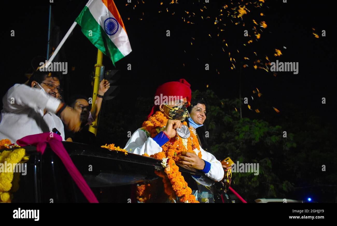 Gautam Budh Nagar, India. 06 settembre 2021. Yathiraj, che ha vinto una medaglia d'argento in badminton alla Paralimpiadi di Tokyo, torna a casa di un eroe Benvenuto. Sua moglie dice di essere sopraffatta e umiliata per la grande accoglienza che ha ricevuto, e ringrazia tutti per il loro affetto. (Foto di Arnav Kaushik/Pacific Press) Credit: Pacific Press Media Production Corp./Alamy Live News Foto Stock