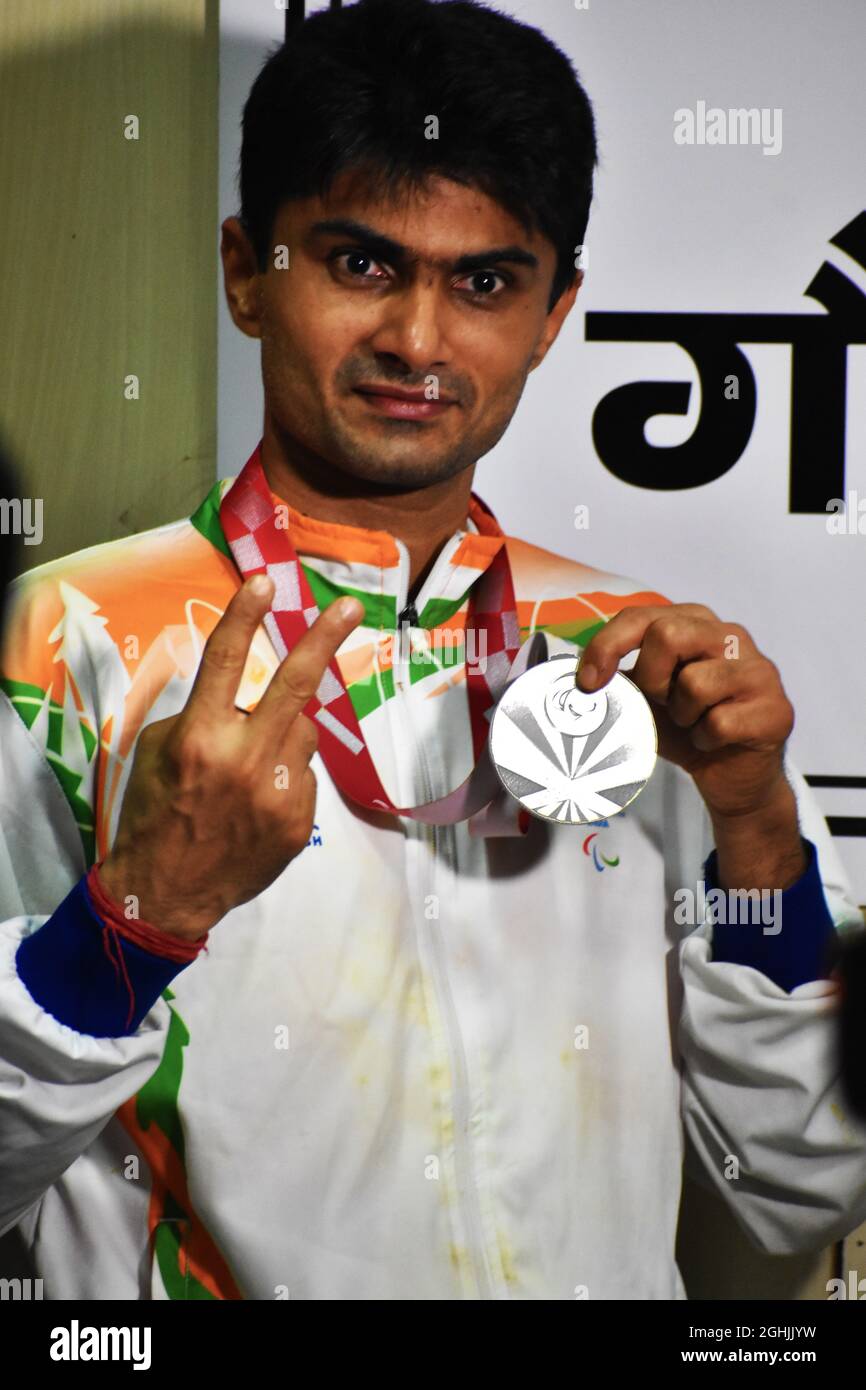 Gautam Budh Nagar, India. 06 settembre 2021. Yathiraj, che ha vinto una medaglia d'argento in badminton alla Paralimpiadi di Tokyo, torna a casa di un eroe Benvenuto. Sua moglie dice di essere sopraffatta e umiliata per la grande accoglienza che ha ricevuto, e ringrazia tutti per il loro affetto. (Foto di Arnav Kaushik/Pacific Press) Credit: Pacific Press Media Production Corp./Alamy Live News Foto Stock