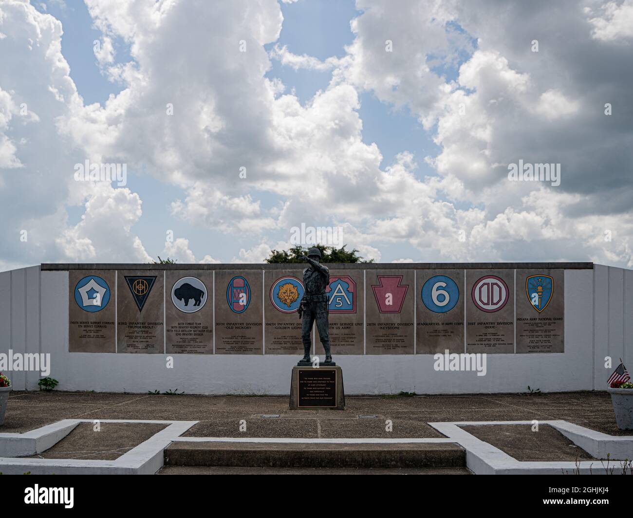 Il Segretario della Difesa ha approvato Camp Atterbury in Indiana come sito per ospitare temporaneamente gli sfollati afghani a sostegno dell'operazione Alleati Benvenuto 31 agosto 2021. Il Dipartimento della Difesa, attraverso il comando del Nord degli Stati Uniti, e a sostegno del Dipartimento della sicurezza interna, sta fornendo trasporto, alloggio temporaneo, screening medico, e supporto generale per un massimo di 50,000 sfollati afghani in strutture adeguate, in strutture permanenti o temporanee, il più rapidamente possibile. Questa iniziativa fornisce al personale afghano un sostegno essenziale in luoghi sicuri al di fuori dell'Afghanistan. (Foto di National Foto Stock